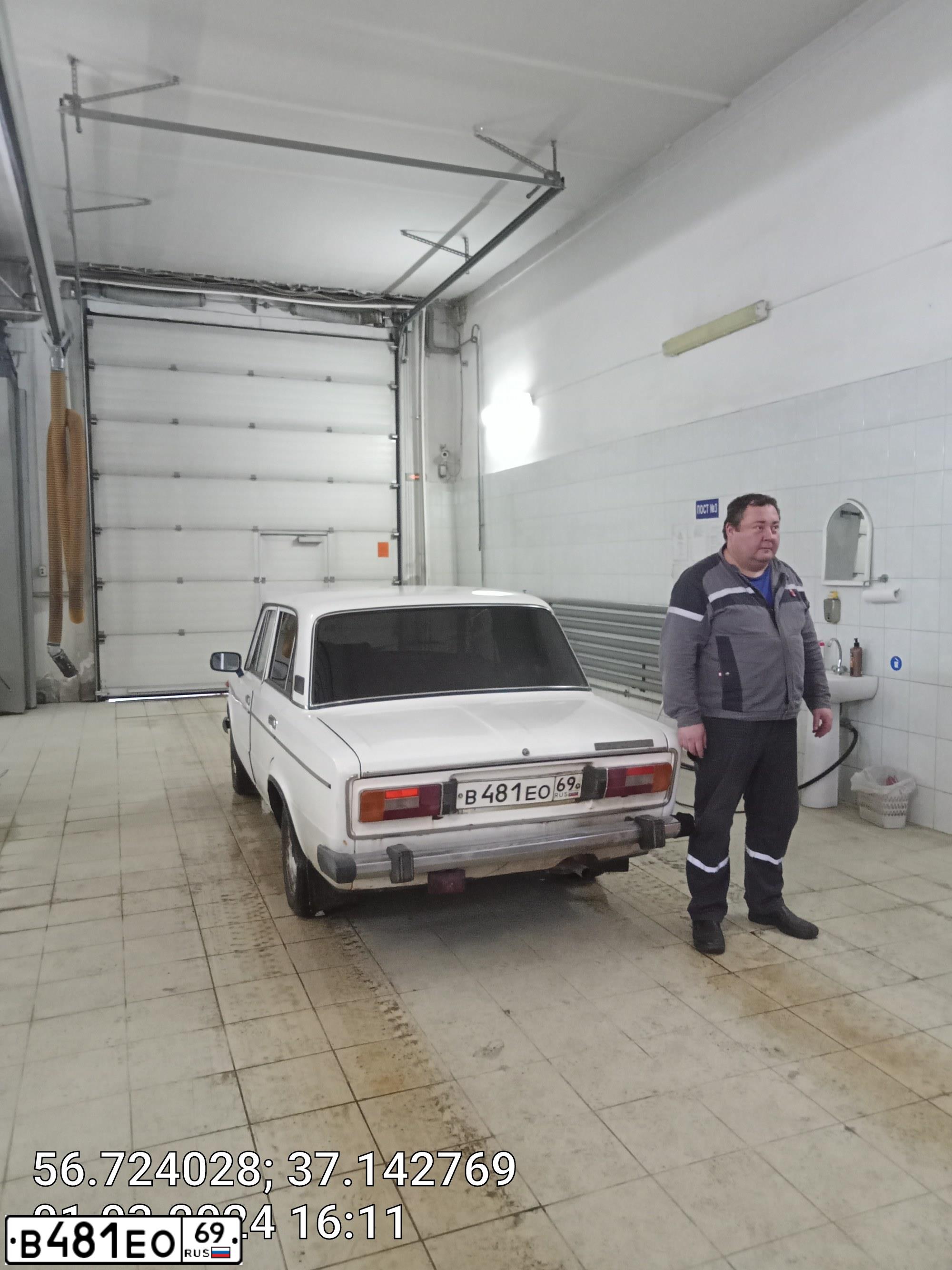 Фото автомобиля LADA 2106, 1986 — госномер Р342АА550. Цвет: Белый