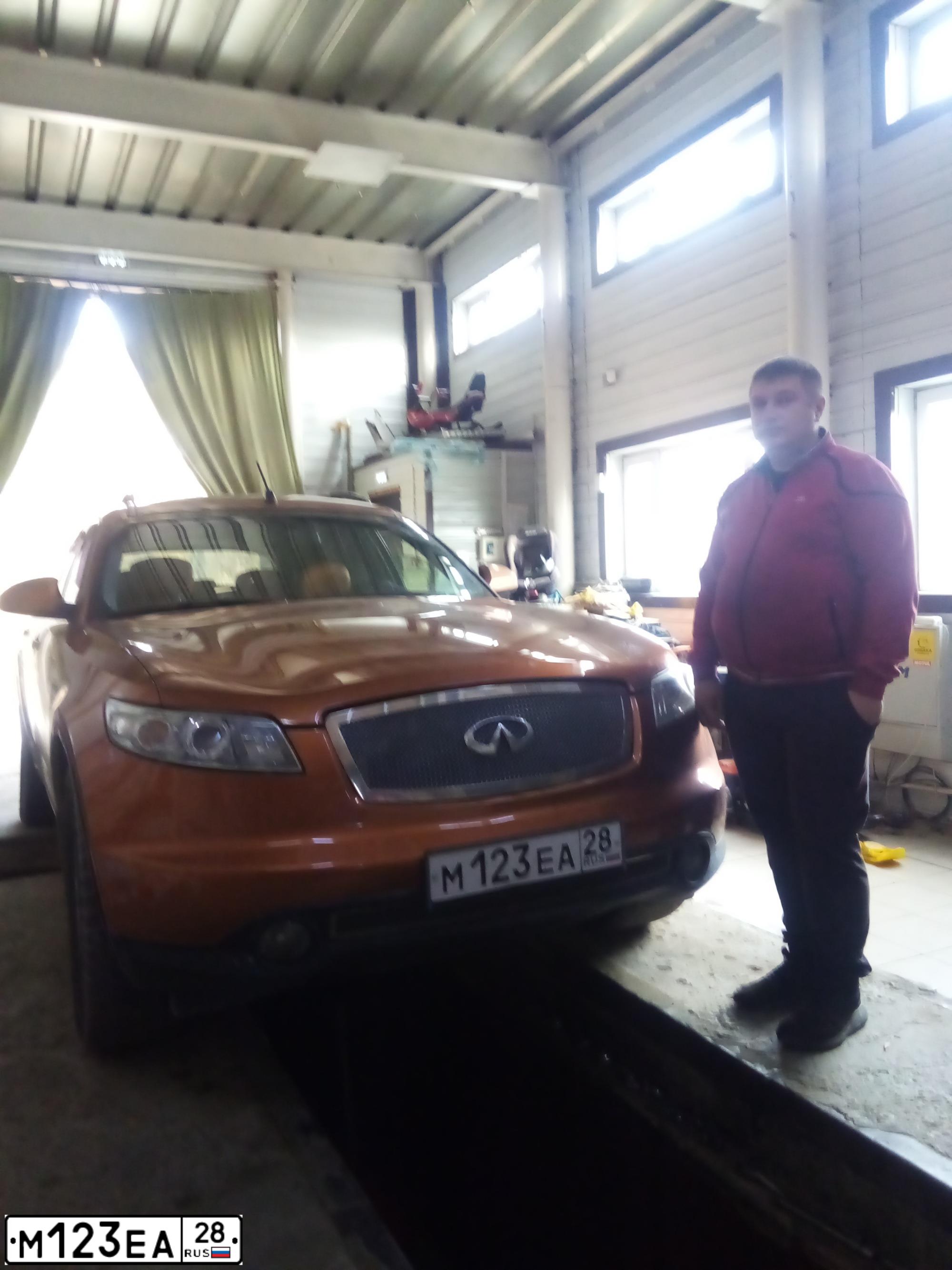 Фото автомобиля INFINITI QX70 /FX/, 2003 — госномер В717ТВ28. Цвет: СВ.-КОРИЧНЕВЫЙ