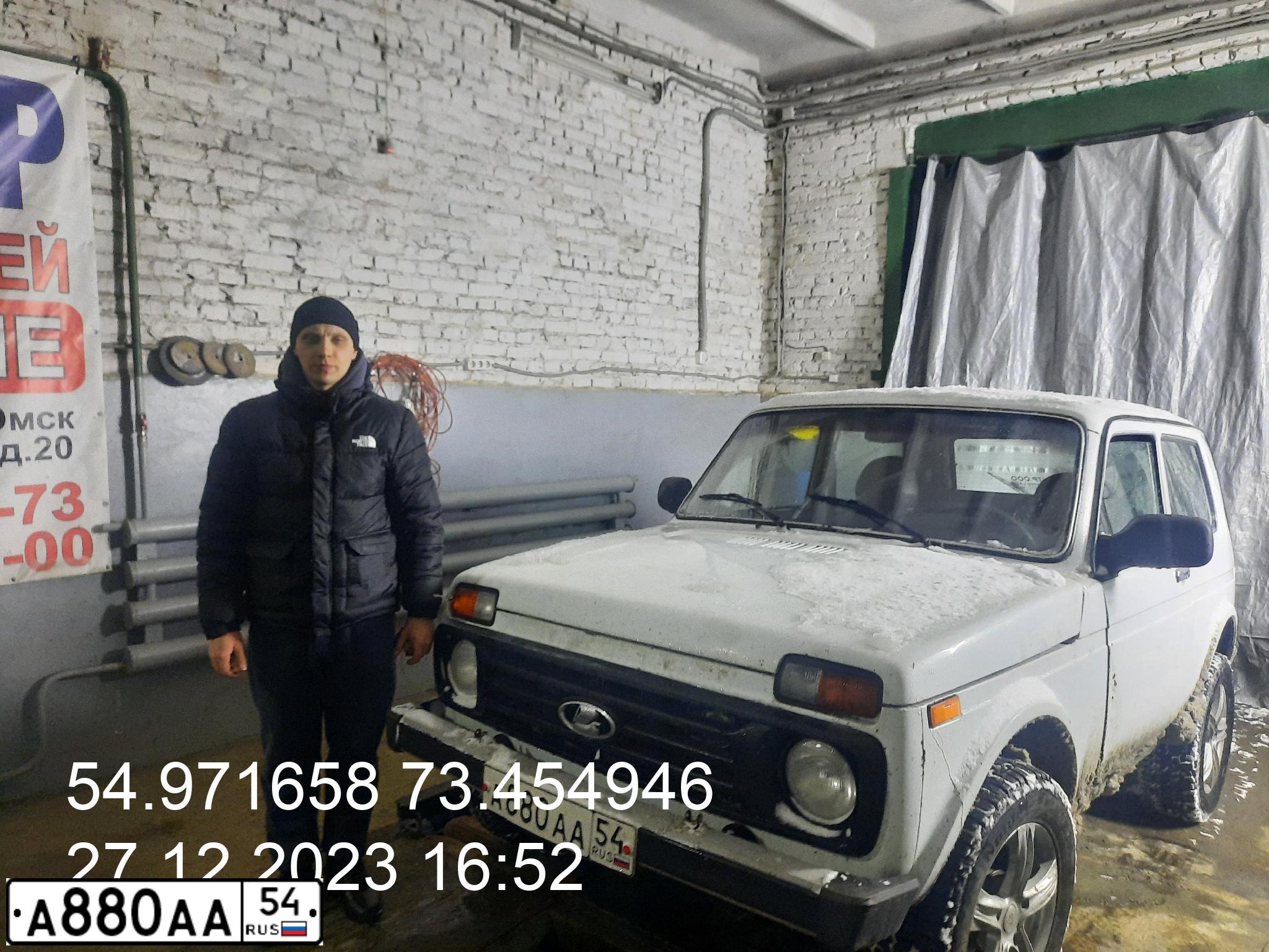 Фото автомобиля LADA 2121 NIVA, 2013 — госномер А124УТ155. Цвет: ЯРКО БЕЛЫЙ