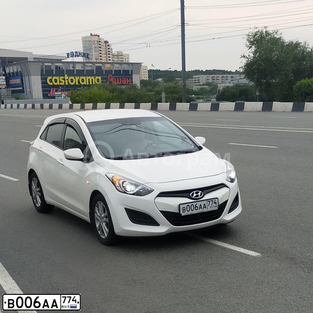 Фото автомобиля ХЕНДЭ I30, 2014 — госномер Р265ВХ774. Цвет: Белый