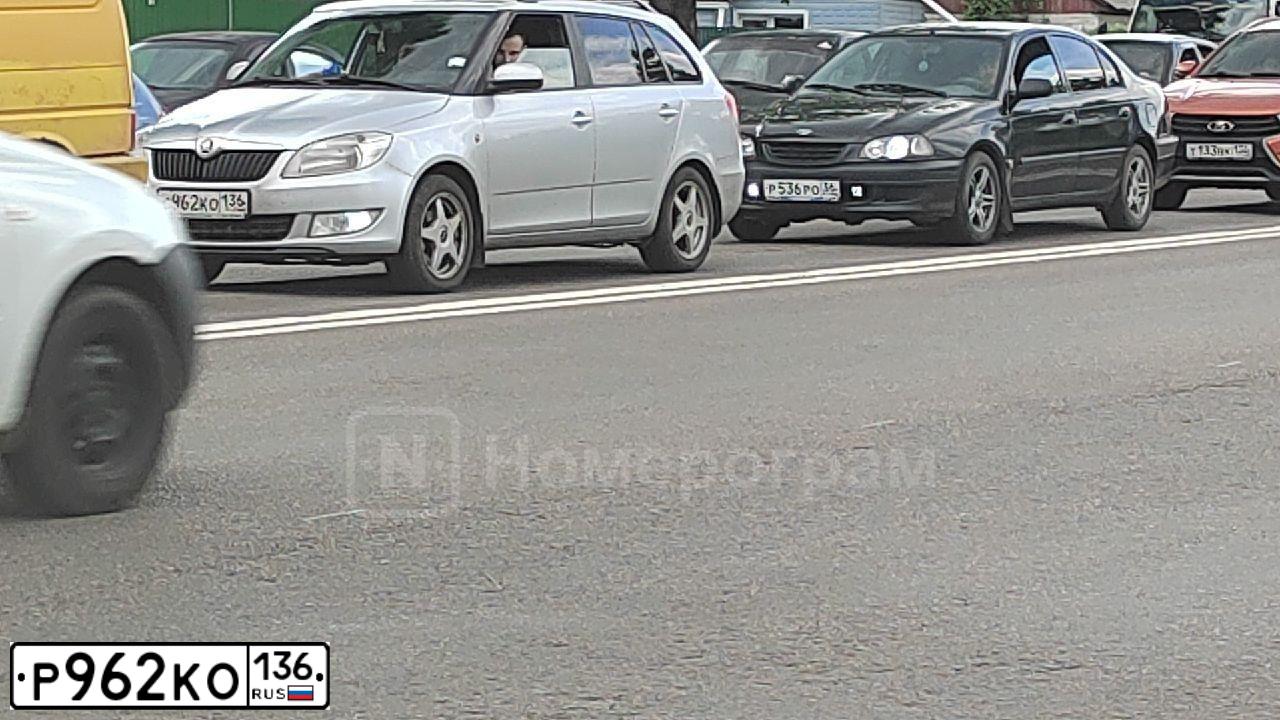 Фото автомобиля MITSUBISHI L 200, 2014 — госномер О001ХС36. Цвет: Серебристый