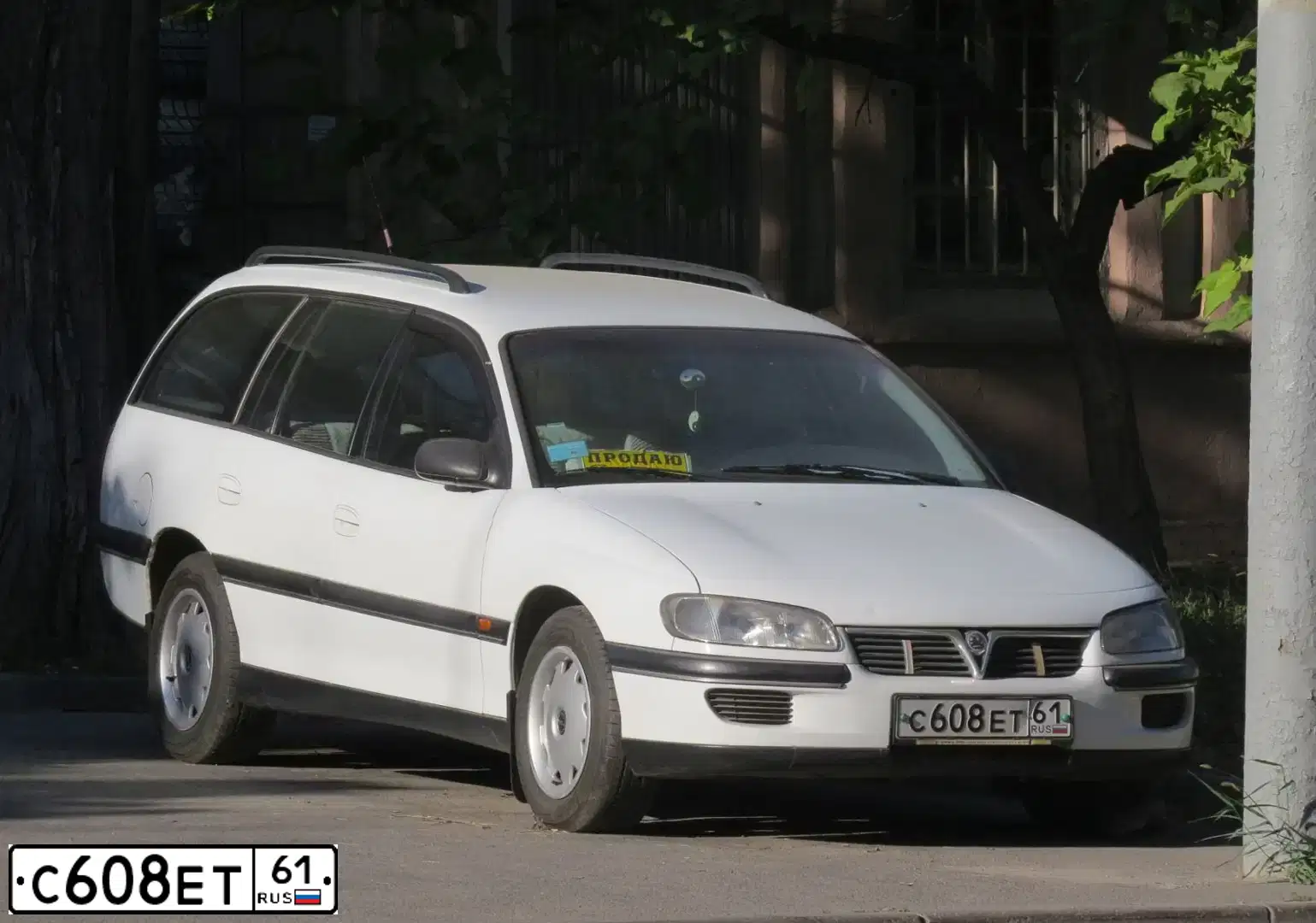 Фото автомобиля OPEL OMEGA, 1996 — госномер С608ЕТ61. Цвет: СЕРЫЙ