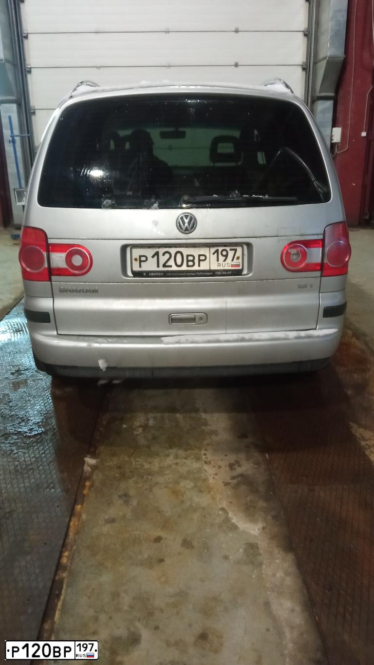 Фото автомобиля VOLKSWAGEN SHARAN, 2005 — госномер Р120ВР197. Цвет: СЕРЫЙ МЕТАЛЛИК