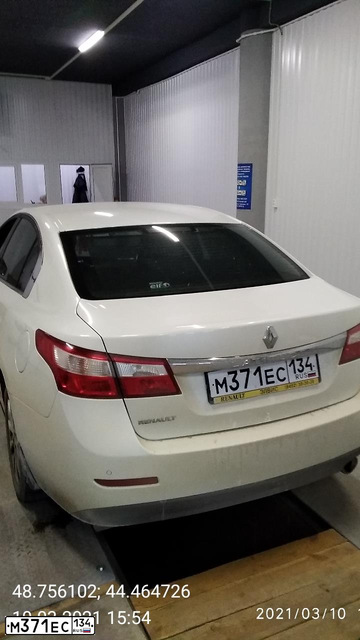 Фото автомобиля RENAULT LATITUDE, 2010 — госномер М371ЕС134. Цвет: Белый