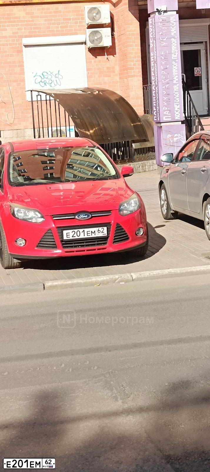 Фото автомобиля FORD FOCUS, 2014 — госномер Е201ЕМ62. Цвет: Красный