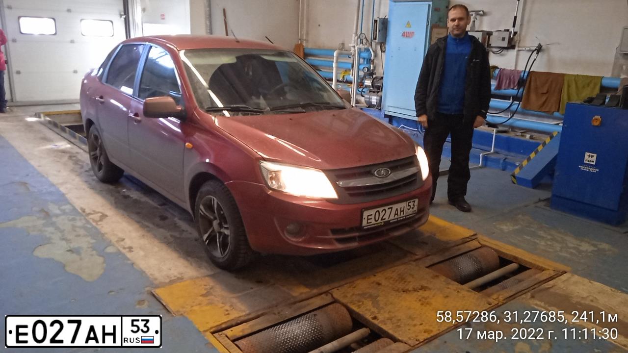 Фото автомобиля LADA 2190 GRANTA, 2013 — госномер В027АН53. Цвет: СЕРЕБРИСТО-КРАСНЫЙ
