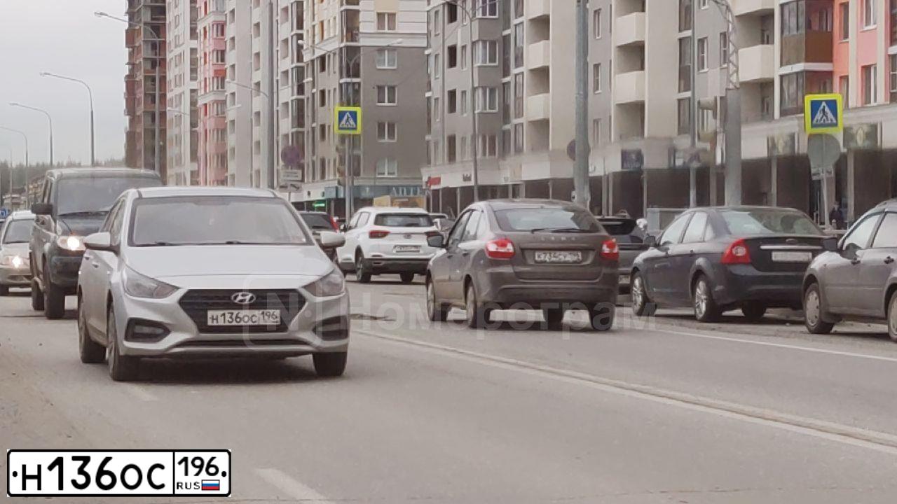 Фото автомобиля HYUNDAI SOLARIS, 2017 — госномер У963АВ196. Цвет: СЕРЫЙ