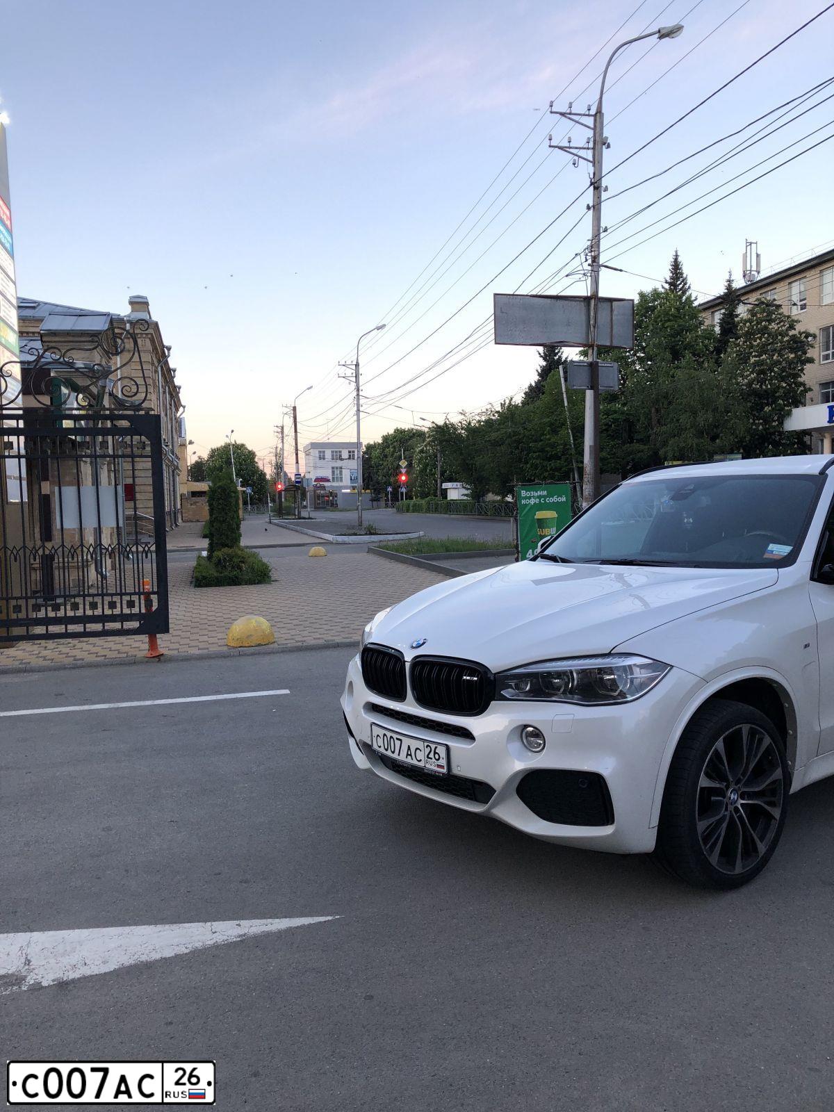 Фото автомобиля BMW X5 XDRIVE30D СV61, 2021 — госномер С007АС26. Цвет: Белый