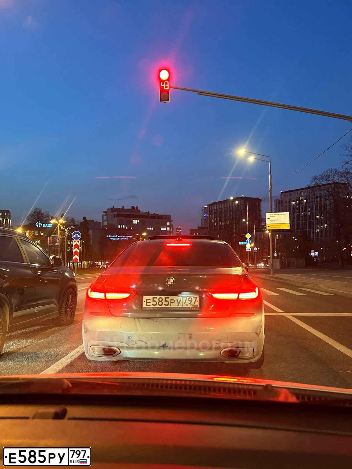 Фото автомобиля BMW SERIE 7, 2018 — госномер Е585РУ797. Цвет: ЗЕЛЕНЫЙ