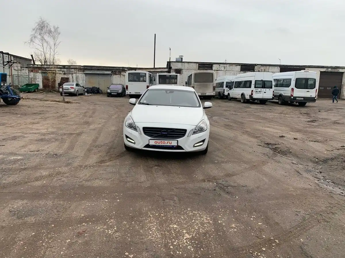 Фото автомобиля VOLVO S60, 2012 — госномер В100УА190. Цвет: Белый