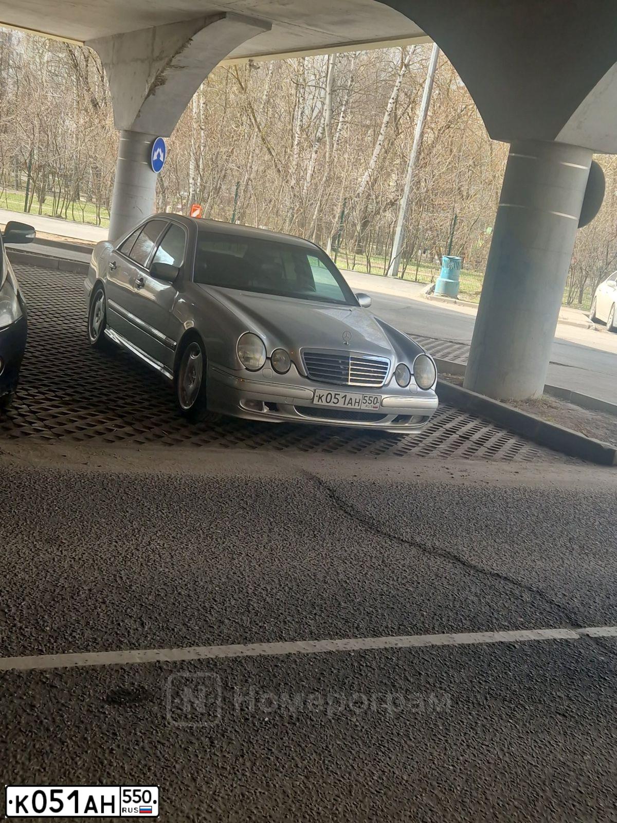 Фото автомобиля MERCEDES E-KLASSE, 1999 — госномер К555ЕР199. Цвет: Серебристый