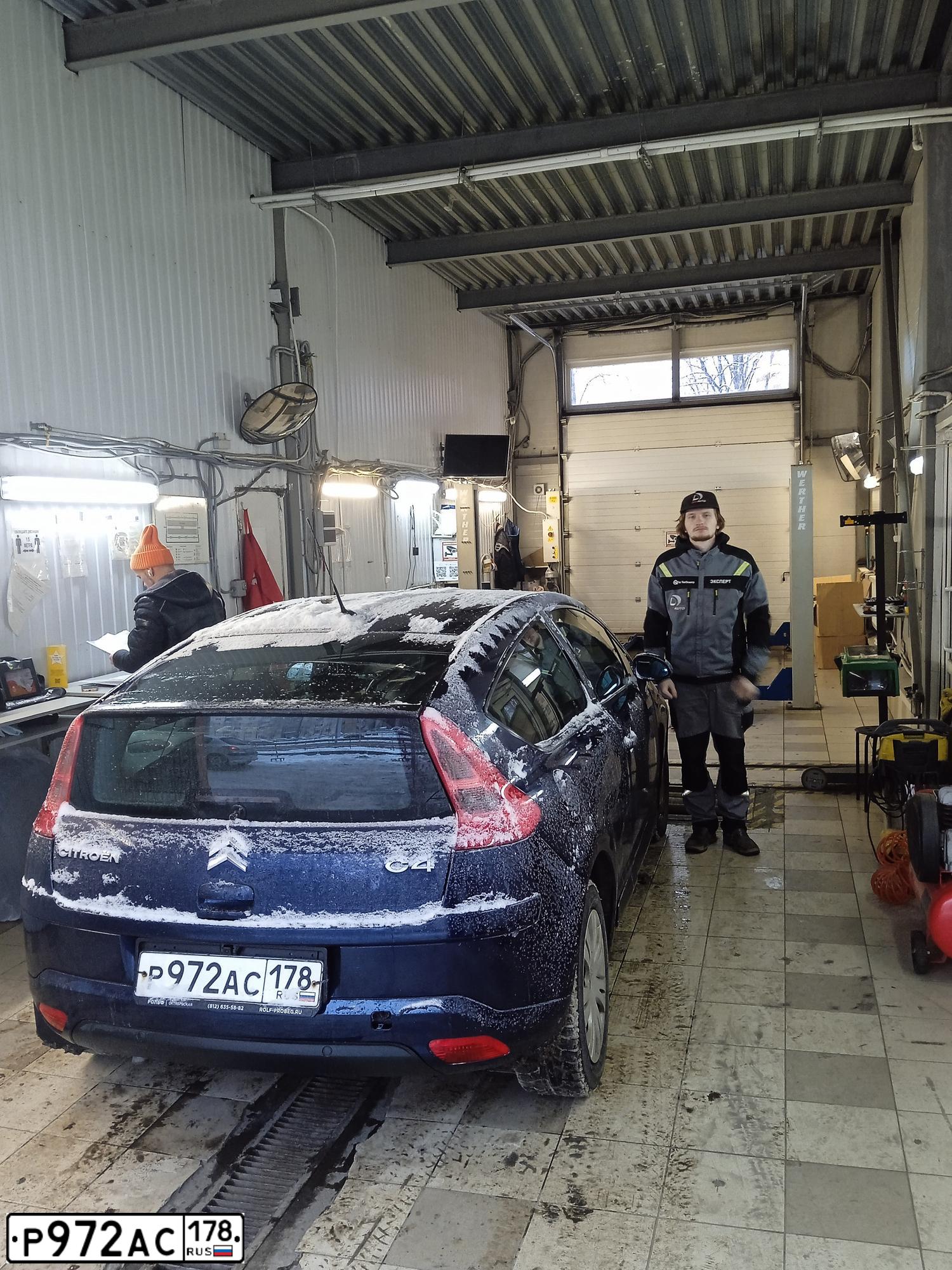 Фото автомобиля CITROEN C4, 2006 — госномер Р972АС178. Цвет: ТЕМНО-СИНИЙ