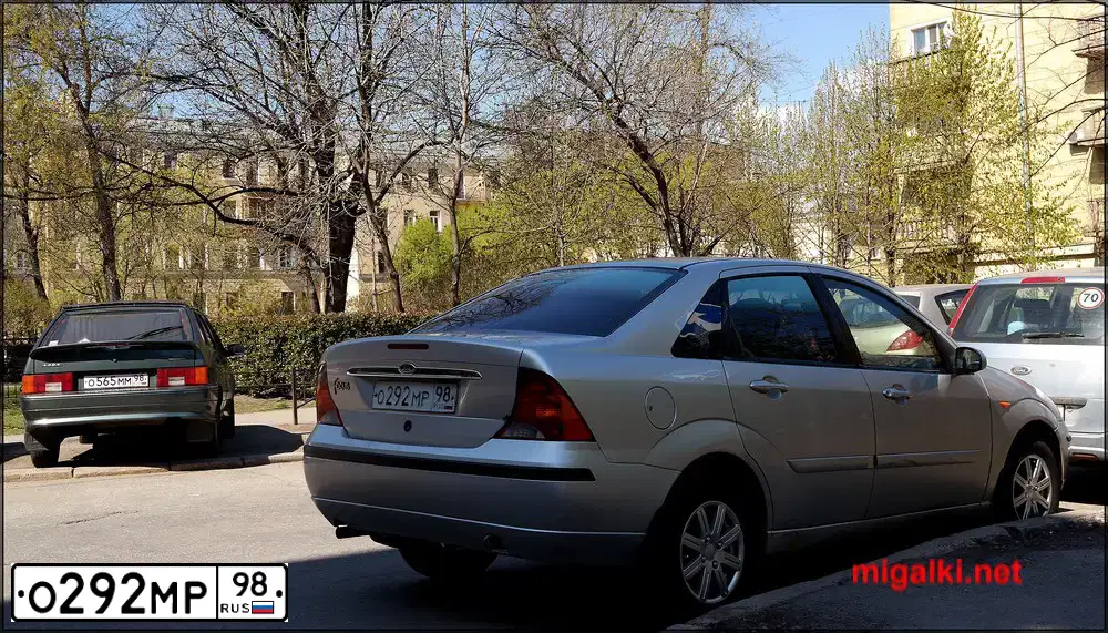 Фото автомобиля FORD FOCUS, 2005 — госномер О292МР98. Цвет: СЕРЕБРИСТЫЙ