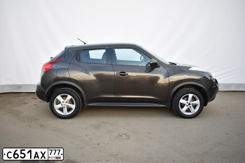 Фото автомобиля NISSAN JUKE, 2013 — госномер Р868АЕ196. Цвет: ТЕМНО-КОРИЧНЕВЫЙ
