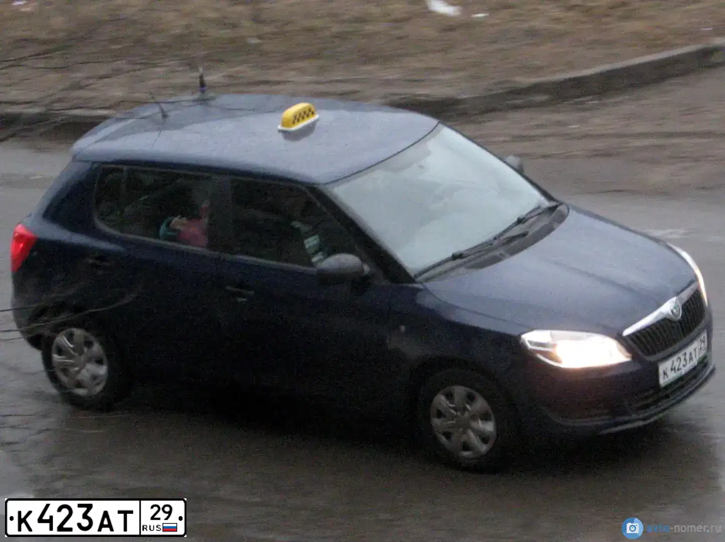 Фото автомобиля SKODA FABIA, 2011 — госномер К423АТ29. Цвет: ТЕМНО-СИНИЙ
