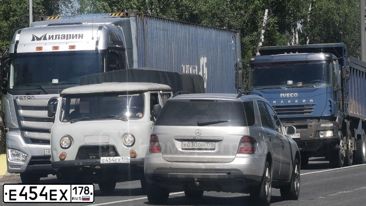 Фото автомобиля UAZ 3909, 2004 — госномер Е454ЕХ178. Цвет: БЕЛЫЙ