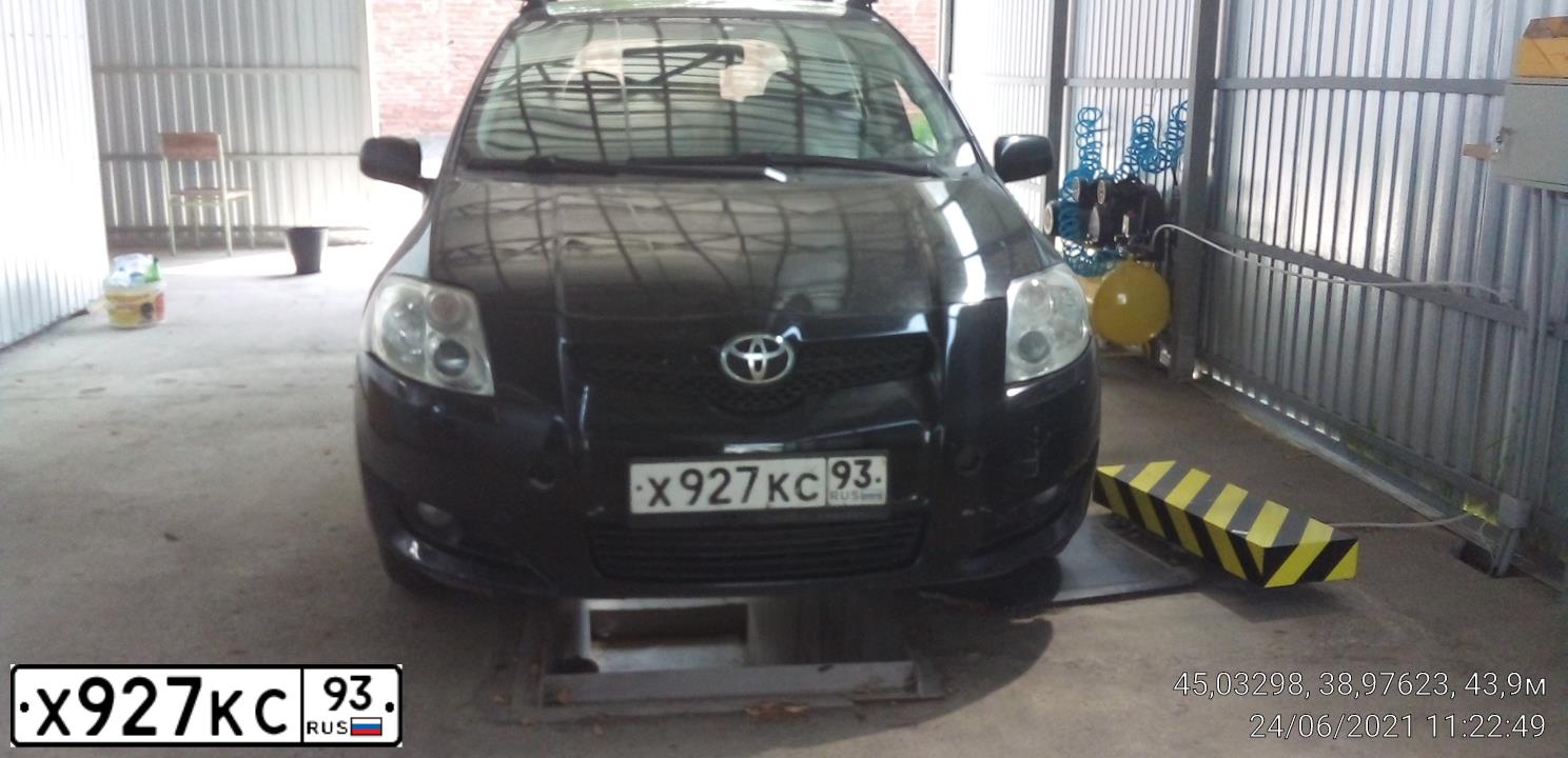 Фото автомобиля TOYOTA AURIS, 2007 — госномер Х927КС93. Цвет: ЧЕРНЫЙ