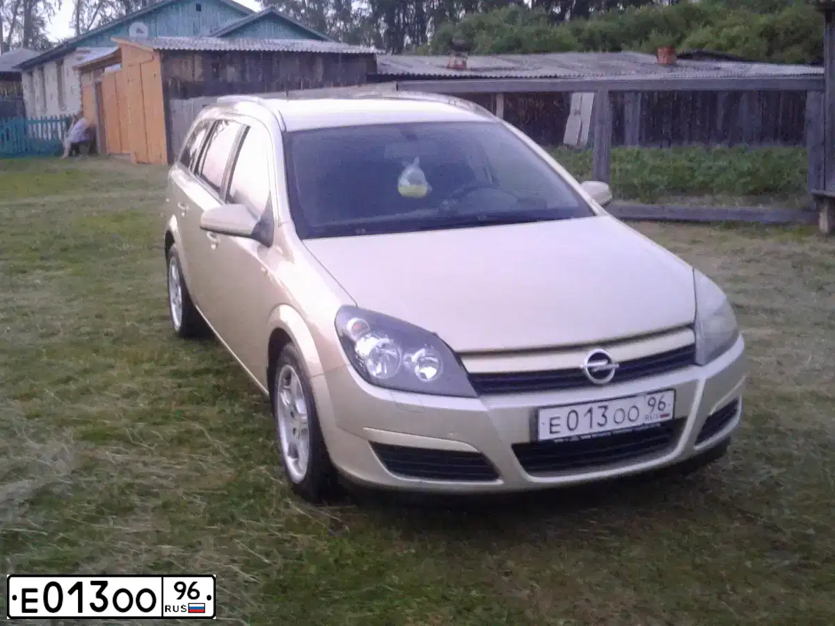 Фото автомобиля OPEL ASTRA, 2004 — госномер Е013ОО96. Цвет: ЗОЛОТИСТЫЙ