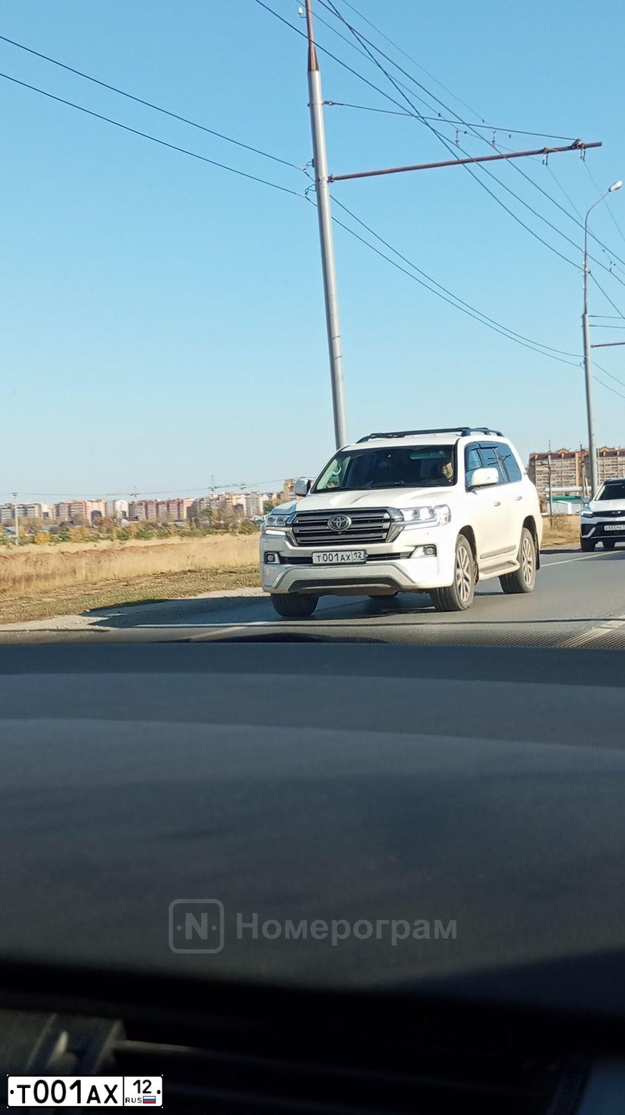 Фото автомобиля RENAULT DUSTER, 2017 — госномер Е230ХВ12. Цвет: ЗЕЛЕНЫЙ