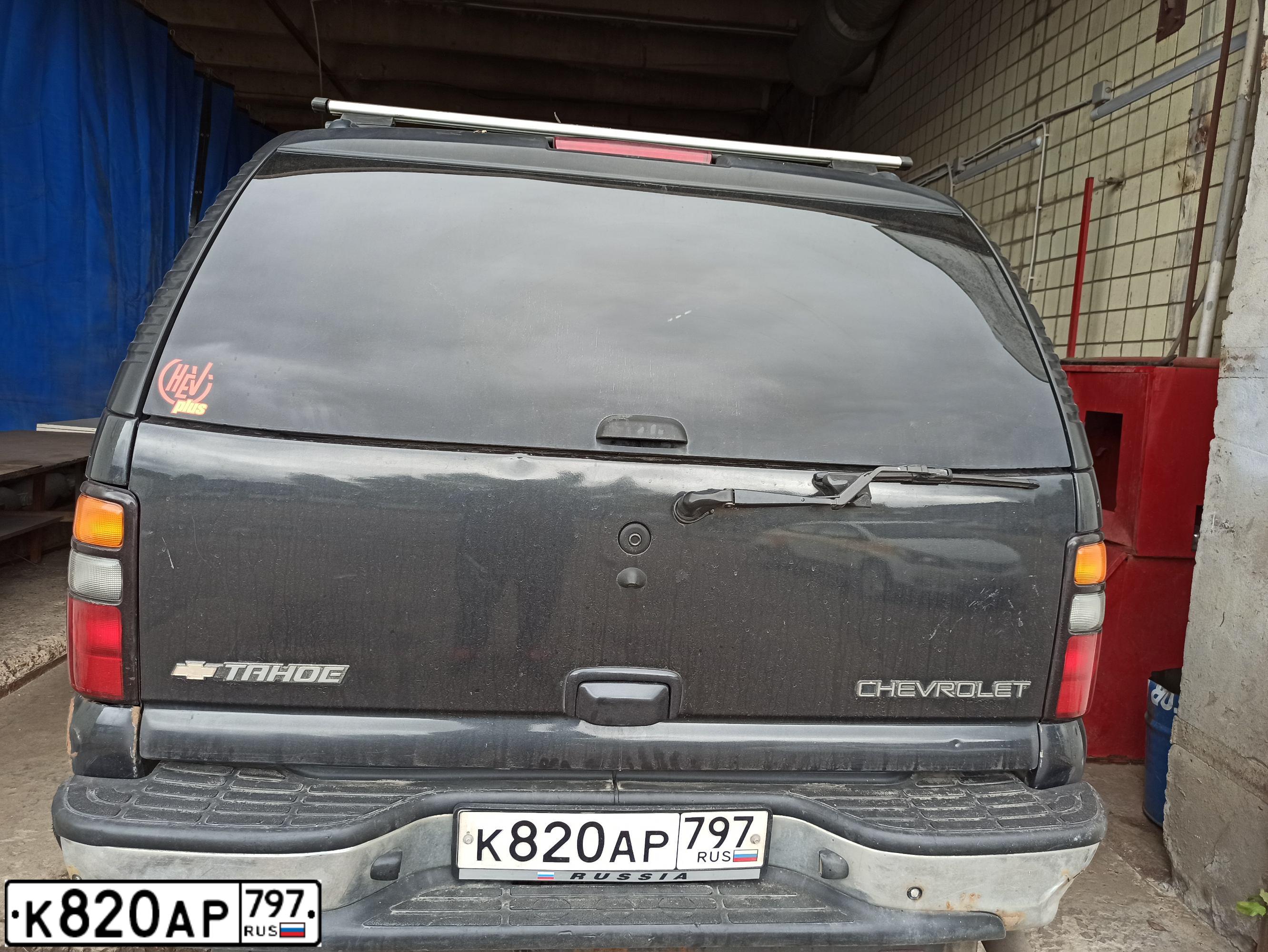 Фото автомобиля CHEVROLET TAHOE, 2005 — госномер М578АА198. Цвет: Серый
