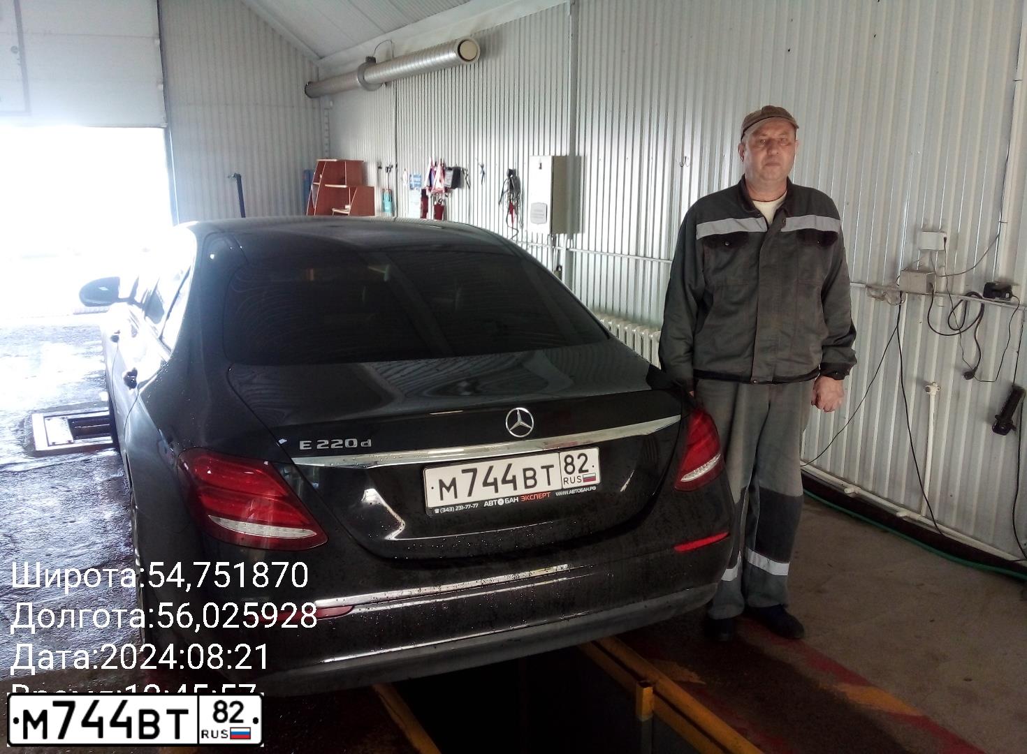 Фото автомобиля MERCEDES E-KLASSE, 2016 — госномер М888РК64. Цвет: ЧЕРНЫЙ