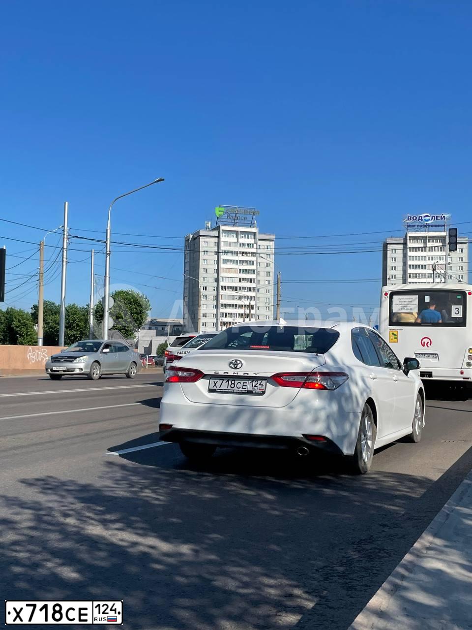 Фото автомобиля TOYOTA CAMRY, 2020 — госномер Х718СЕ124. Цвет: Белый