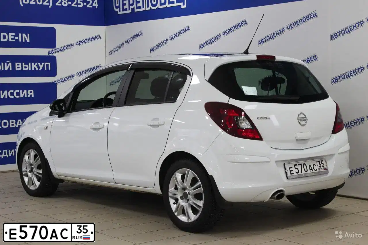 Фото автомобиля OPEL CORSA, 2012 — госномер К803ВХ35. Цвет: Белый