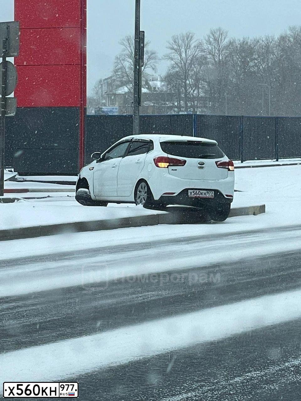 Фото автомобиля KIA RIO, 2016 — госномер Х560КН977. Цвет: Белый