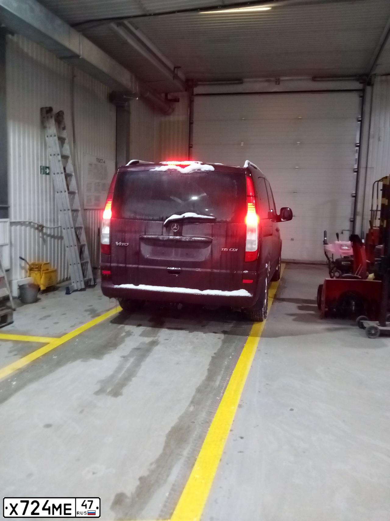 Фото автомобиля MERCEDES-BENZ VITO, 2008 — госномер К692ВТ53. Цвет: БОРДОВЫЙ МЕТАЛЛИК