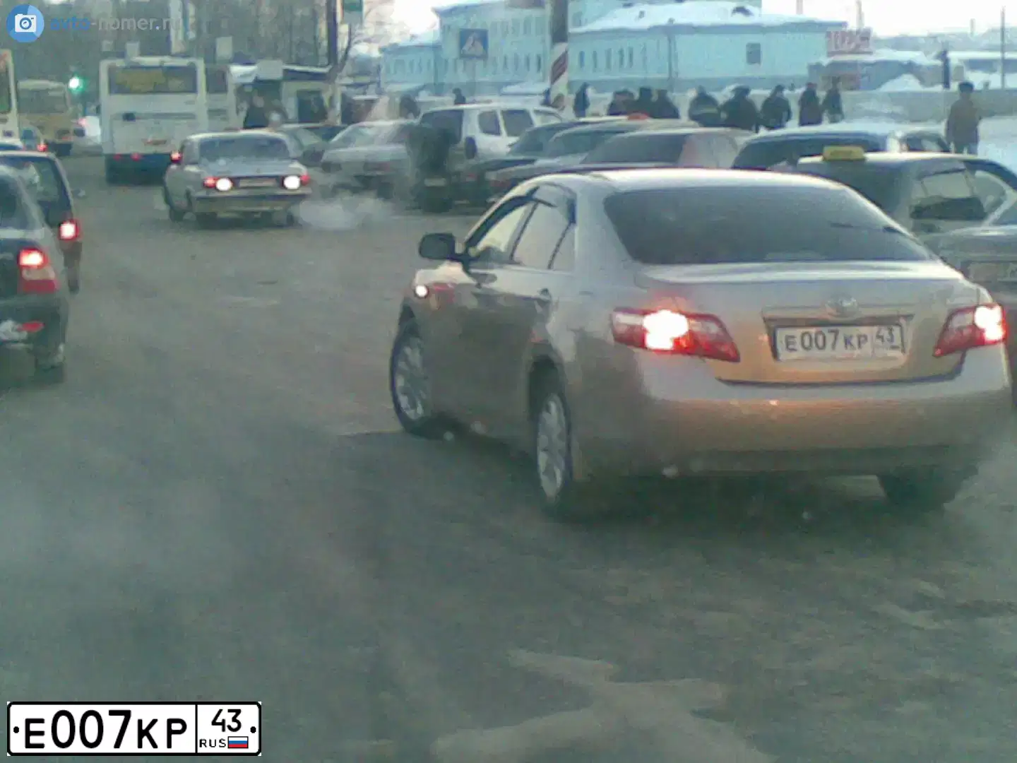 Фото автомобиля TOYOTA CAMRY, 2006 — госномер Е007КР43. Цвет: БЕЖЕВЫЙ