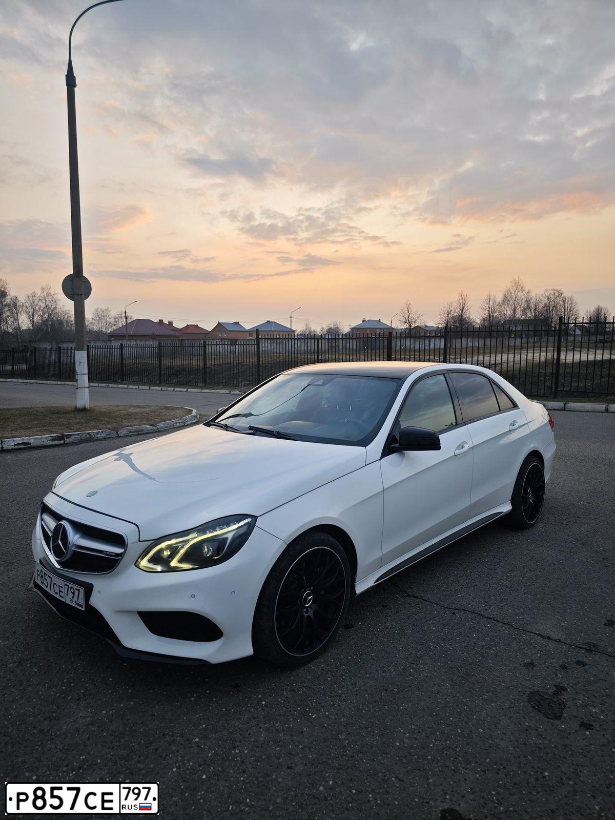 Фото автомобиля MERCEDES E-KLASSE, 2013 — госномер Р857СЕ797. Цвет: Белый