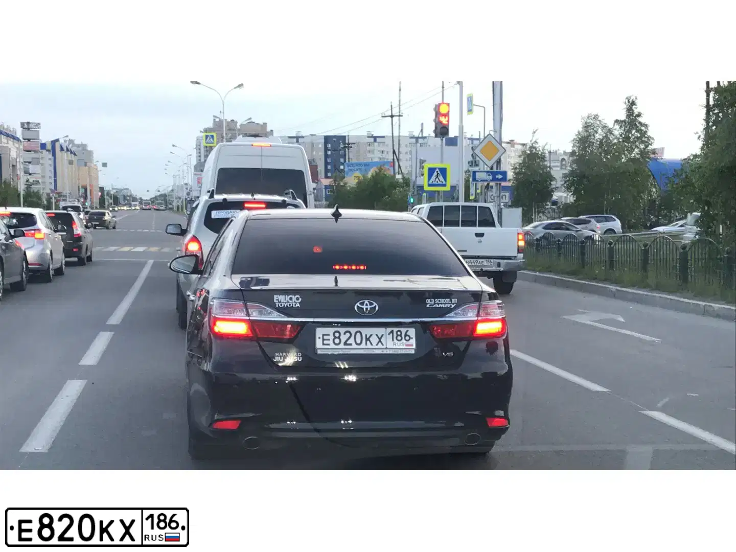 Фото автомобиля TOYOTA CAMRY, 2016 — госномер Е820КХ186. Цвет: ЧЕРНЫЙ МЕТАЛЛИК