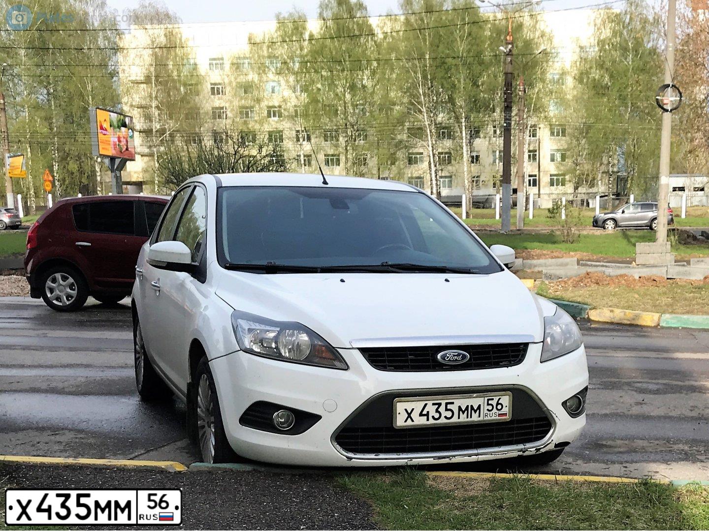 Фото автомобиля FORD FOCUS, 2011 — госномер Х435ММ56. Цвет: Белый
