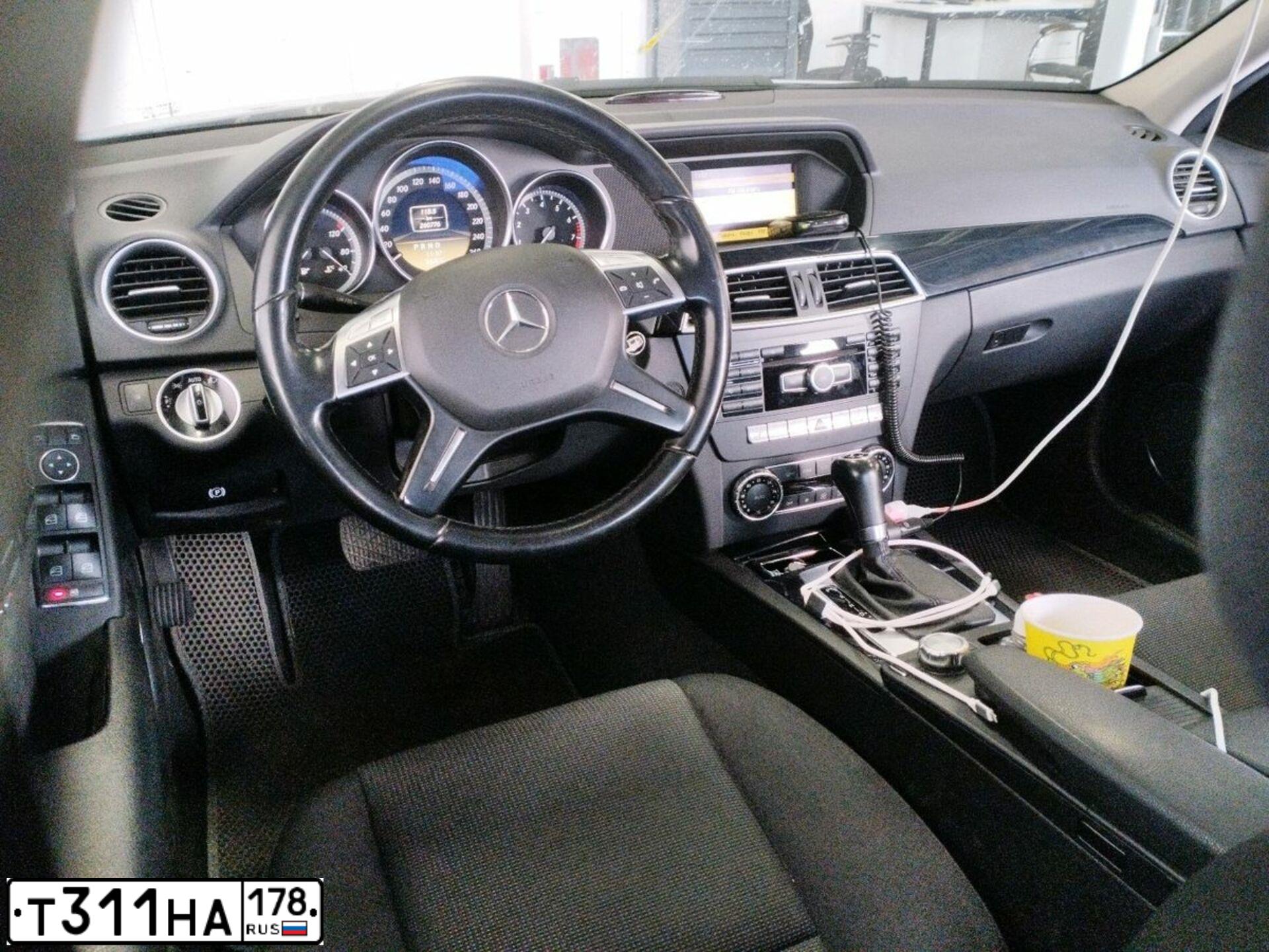 Фото автомобиля MERCEDES C-KLASSE, 2012 — госномер У013МВ98. Цвет: серебристый