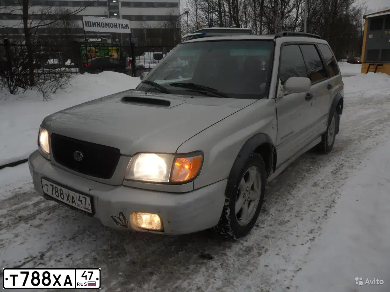 Фото автомобиля SUBARU FORESTER, 2000 — госномер Т909ХТ161. Цвет: Серебристый