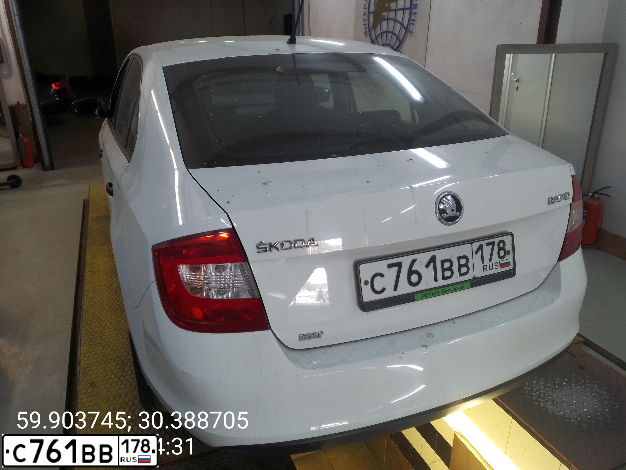 Фото автомобиля SKODA RAPID, 2015 — госномер С761ВВ178. Цвет: БЕЛЫЙ