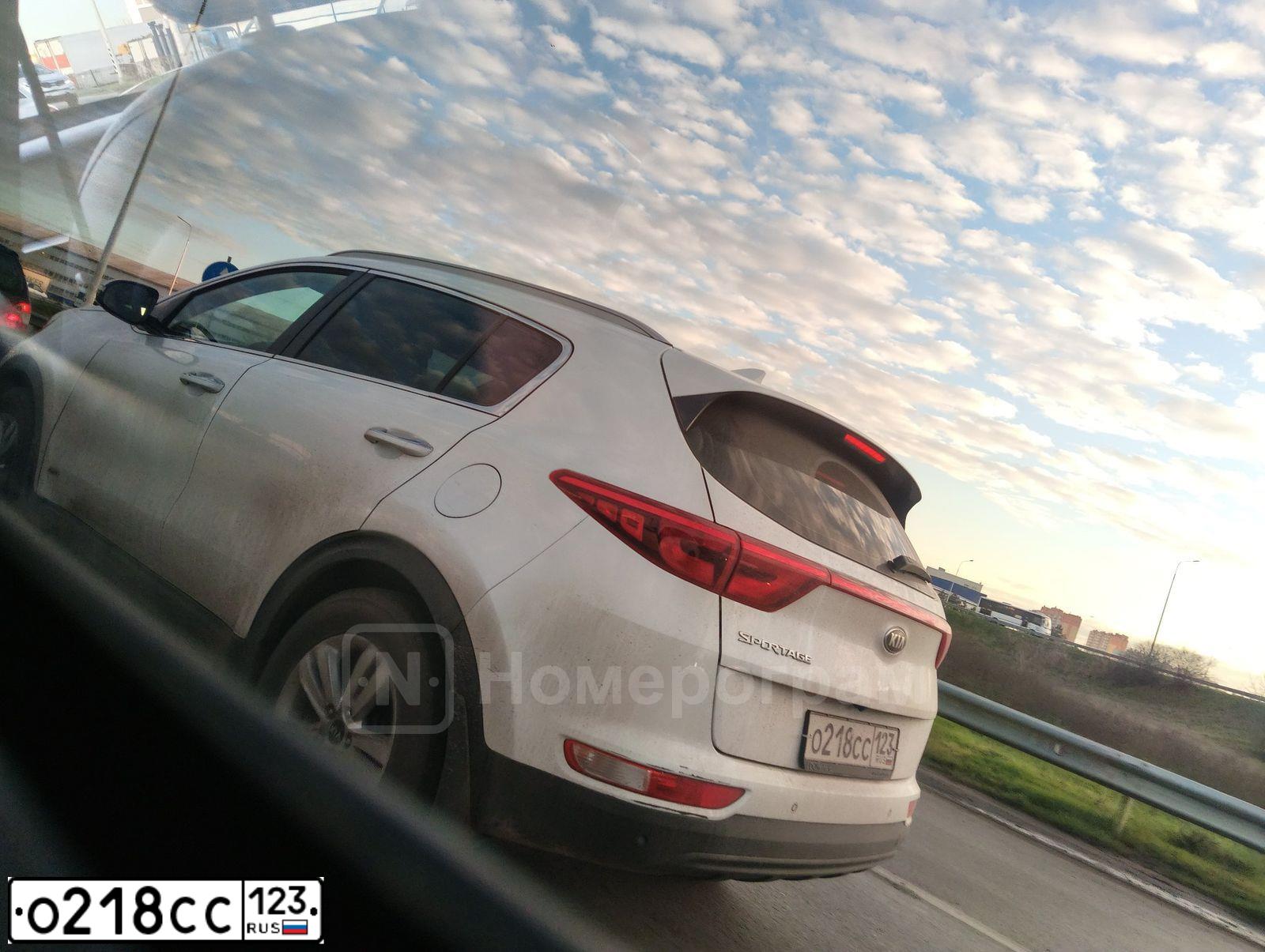 Фото автомобиля KIA SPORTAGE, 2017 — госномер О218СС123. Цвет: БЕЛЫЙ