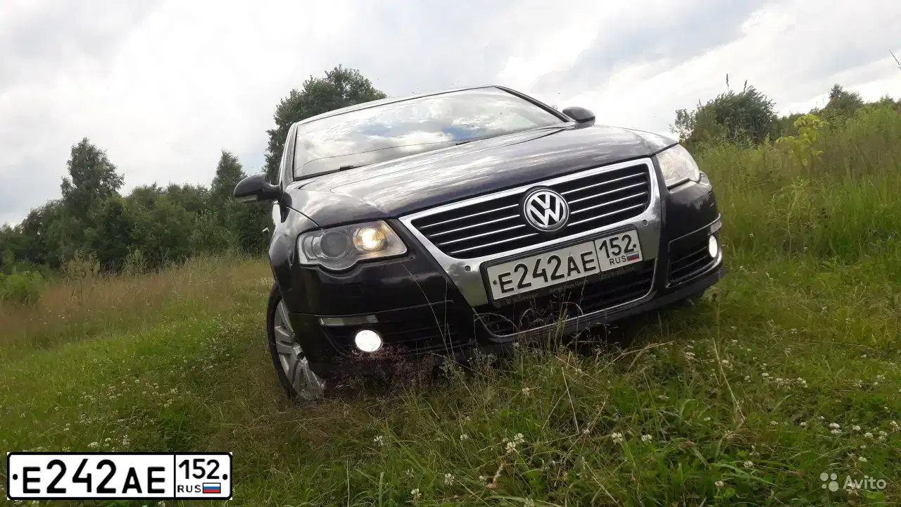 Фото автомобиля VOLKSWAGEN PASSAT, 2007 — госномер Е242АЕ152. Цвет: ЧЕРНЫЙ