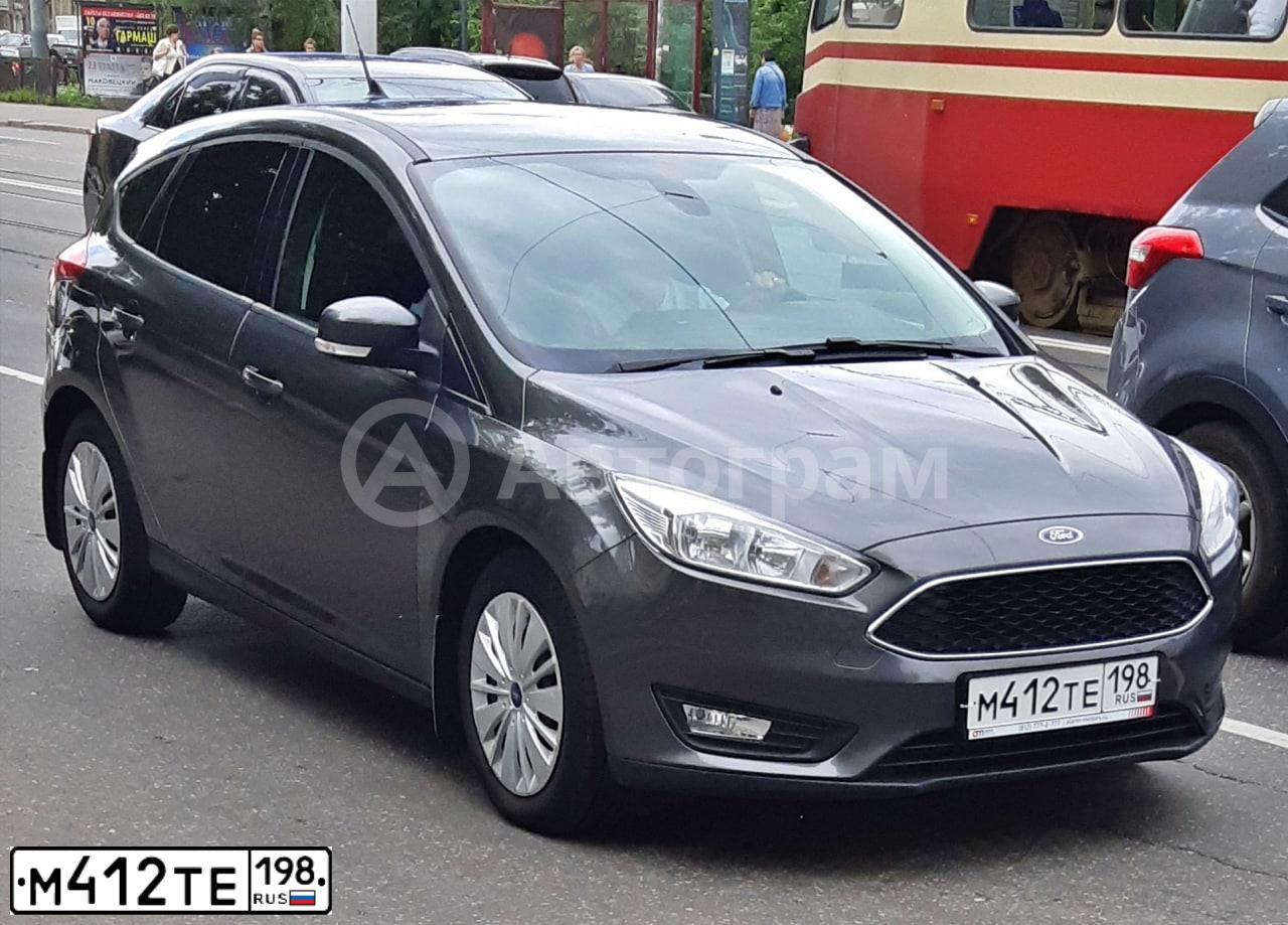 Фото автомобиля FORD FOCUS, 2018 — госномер М412ТЕ198. Цвет: СЕРЫЙ
