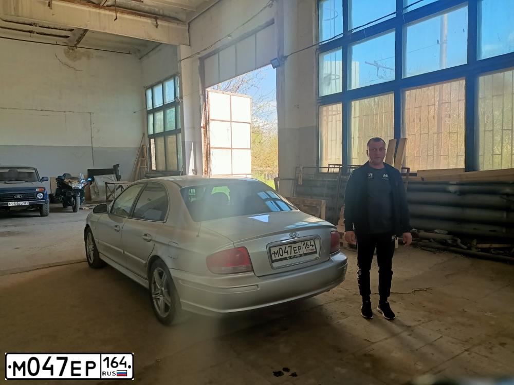 Фото автомобиля HYUNDAI SONATA, 2003 — госномер О725НР64. Цвет: СЕРЕБРИСТЫЙ