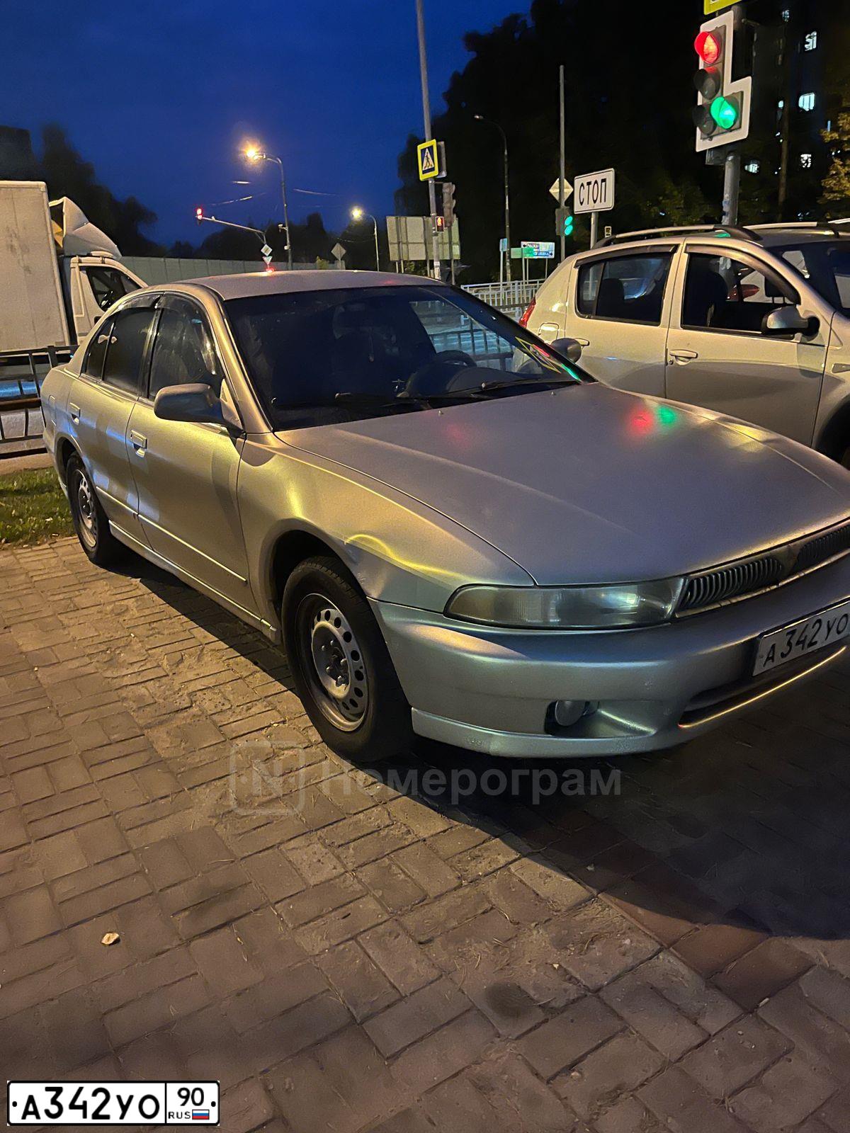 Фото автомобиля MITSUBISHI GALANT, 1999 — госномер А342УО90. Цвет: Коричневый