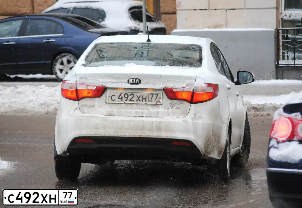 Фото автомобиля KIA RIO, 2013 — госномер С492ХН77. Цвет: БЕЛЫЙ