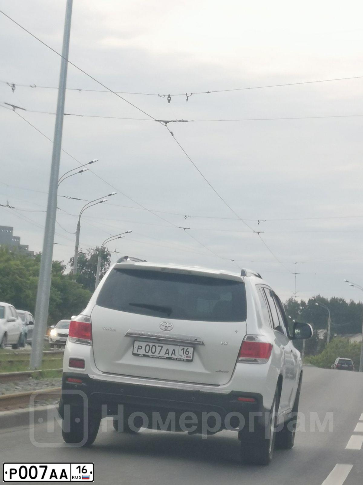 Фото автомобиля TOYOTA HIGHLANDER, 2013 — госномер Р007АА16. Цвет: Белый