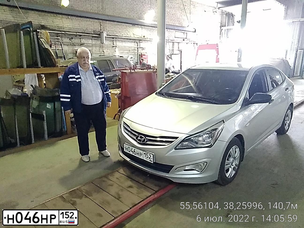 Фото автомобиля HYUNDAI SOLARIS, 2014 — госномер Е812АС122. Цвет: Серебристый