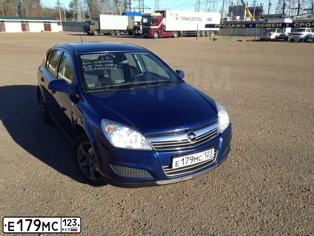 Фото автомобиля OPEL ASTRA, 2009 — госномер К928УР199. Цвет: СИНИЙ