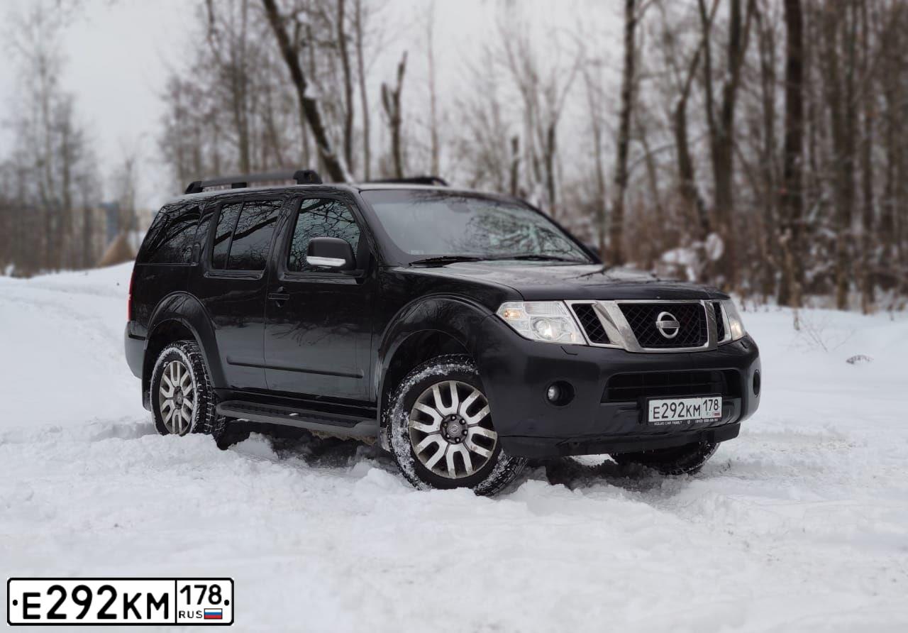 Фото автомобиля NISSAN PATHFINDER, 2011 — госномер Е292КМ178. Цвет: ЧЕРНЫЙ