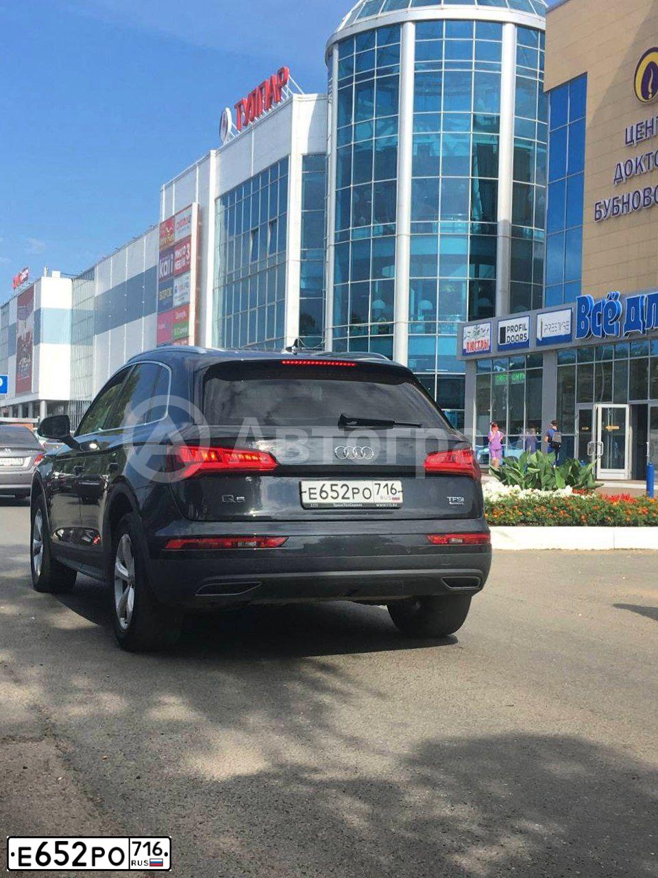 Фото автомобиля AUDI Q5, 2017 — госномер Е652РО716. Цвет: ЧЕРНО-СЕРЫЙ