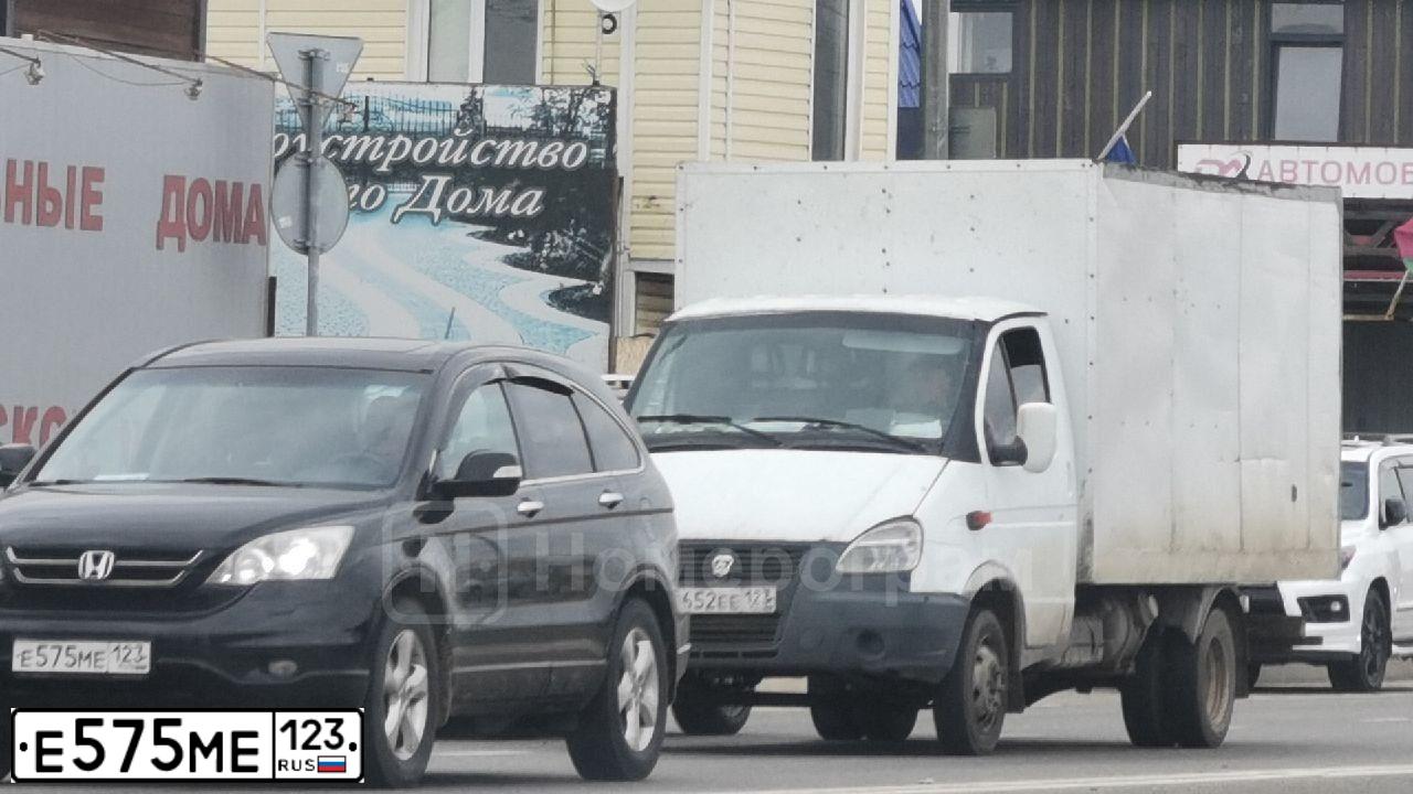 Фото автомобиля NISSAN QASHQAI, 2013 — госномер Е575МЕ123. Цвет: Белый