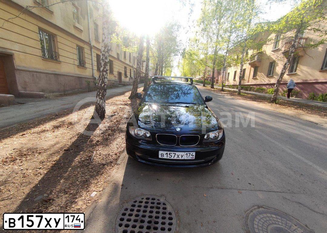 Фото автомобиля BMW SERIE 1, 2010 — госномер В090НТ174. Цвет: ЧЕРНЫЙ