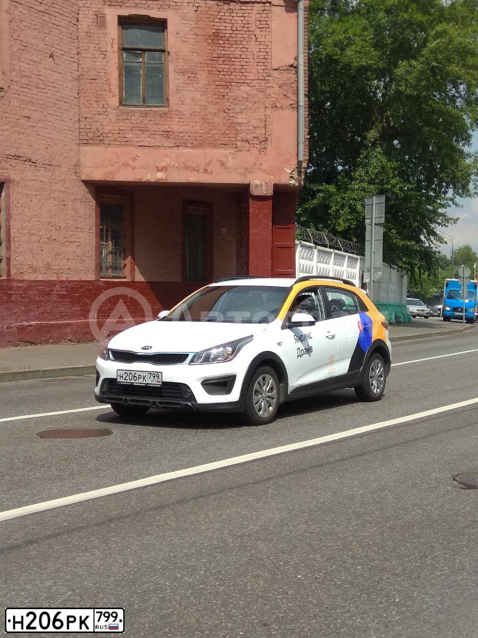 Фото автомобиля KIA RIO, 2019 — госномер Н206РК799. Цвет: Белый